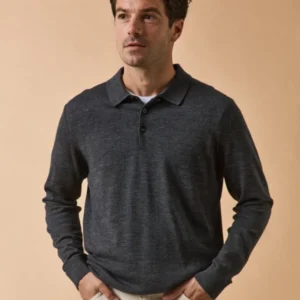 Feinmaschiger Herrenpullover mit Polokragen aus Merinowolle