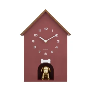 Wanduhr im Hundehäuschen-Design: burgunderrote Front mit Uhrzeigern und goldener Figur