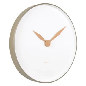 Wanduhr mit weißem Zifferblatt und moosgrünem Rand, goldene Zeiger