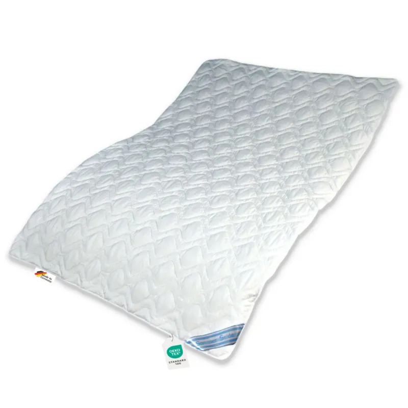 Eine Bettdecke 200x200 hergestellt aus Seide und Baumwolle geeignet als Sommerdecke mit oekotex Label