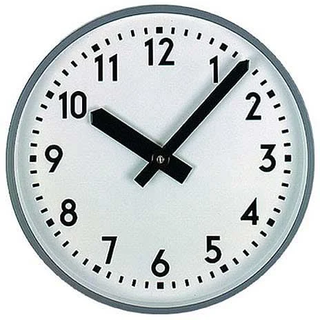 Runde Metall-Wanduhr mit weißem Zifferblatt, schwarzen Zahlen und Zeigern